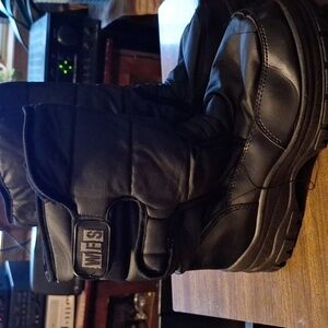 WFS Kids size 6 Black Snow Boots